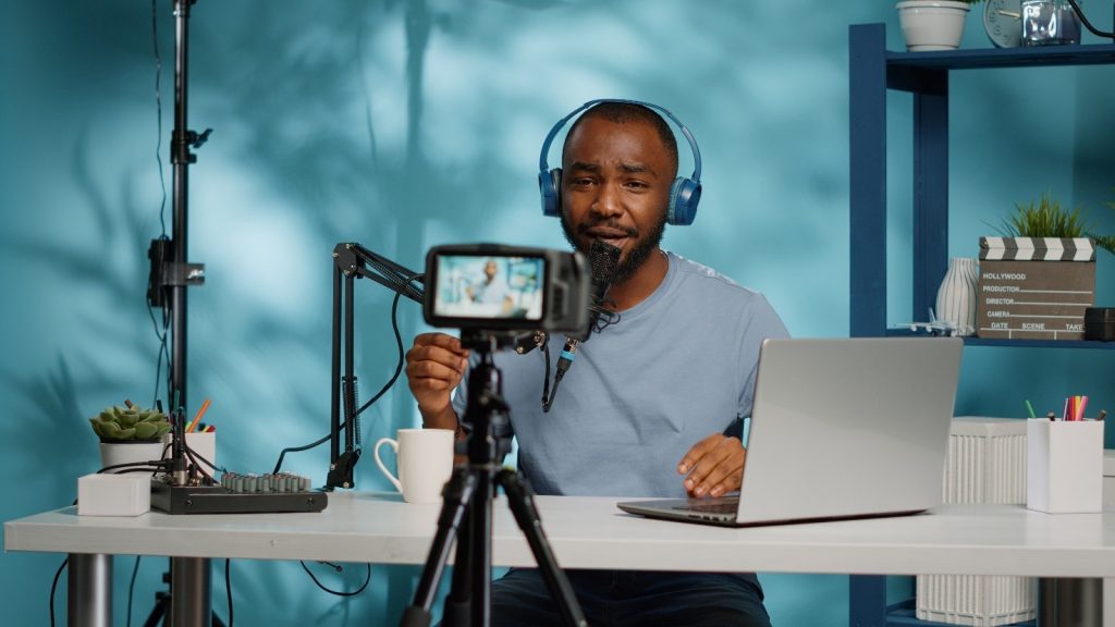 Homem faz papel de apresentador em vídeo de treinamento (Imagem: Freepik)  