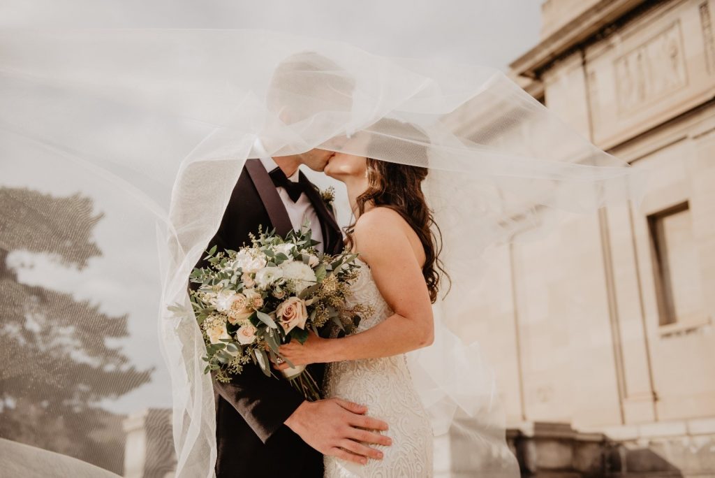 Noivos se beijam após a cerimônia realizada a partir de um roteiro para celebrante de casamento (Imagens: Pexels)