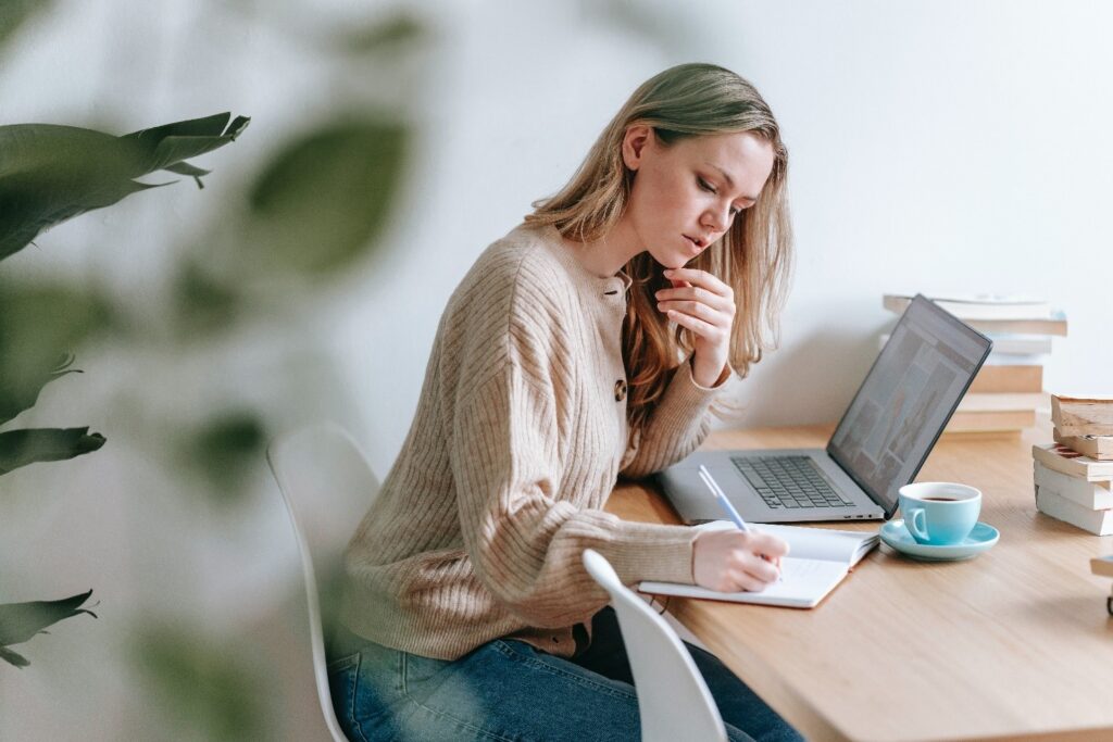 Profissional de marketing pensa sobre a brand persona de sua empresa