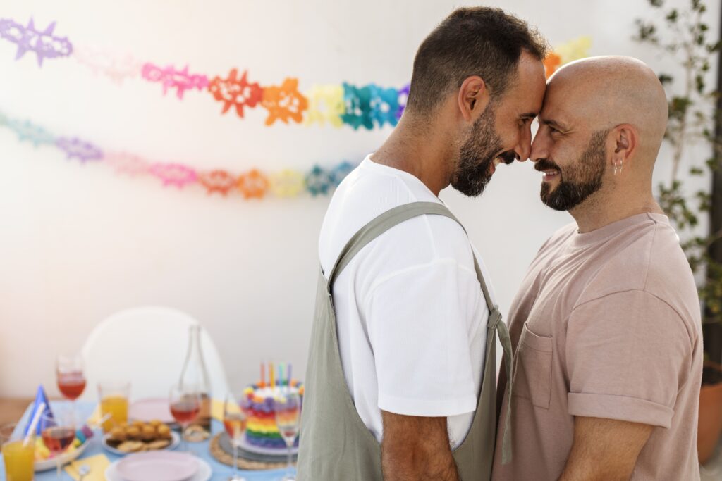 Foto de dois homens se beijando para ilustrar artigo sobre celebração de casamento homoafetivo.