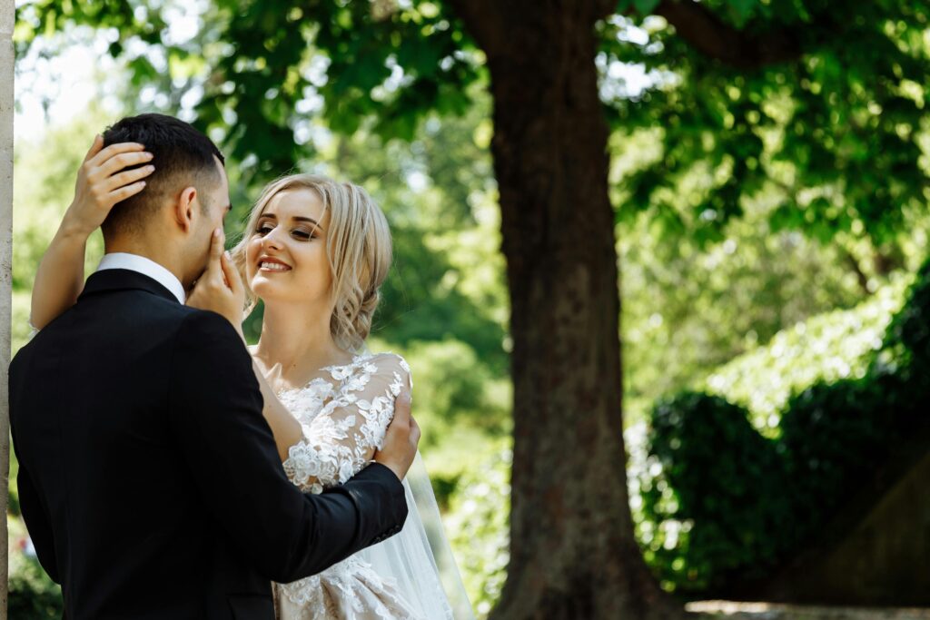 Foto de um casal de noivos no dia do casamento.