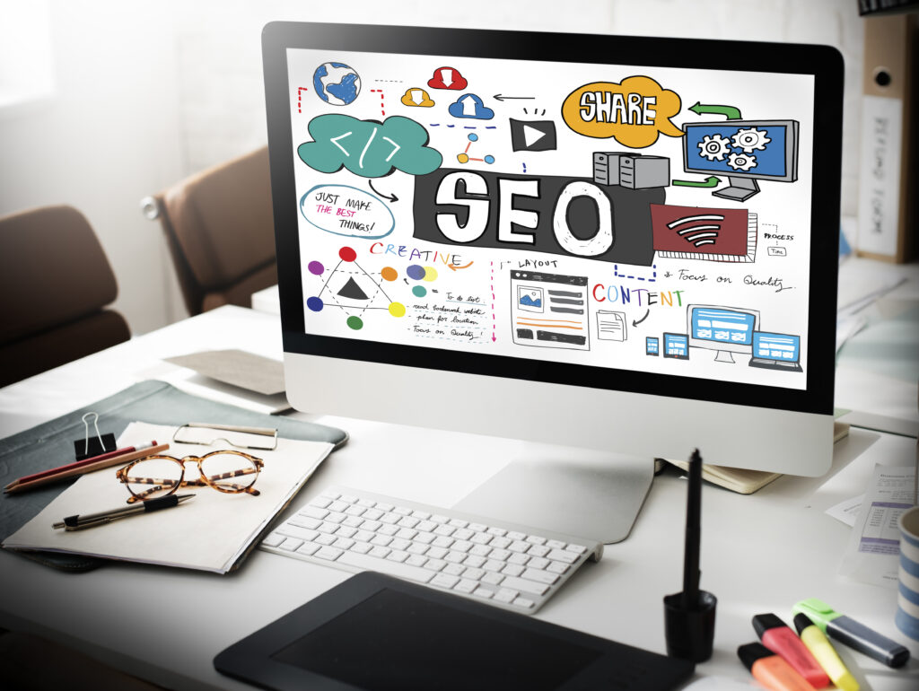 Imagem de um computador com "SEO" escrito na tela.
Foto: Freepik