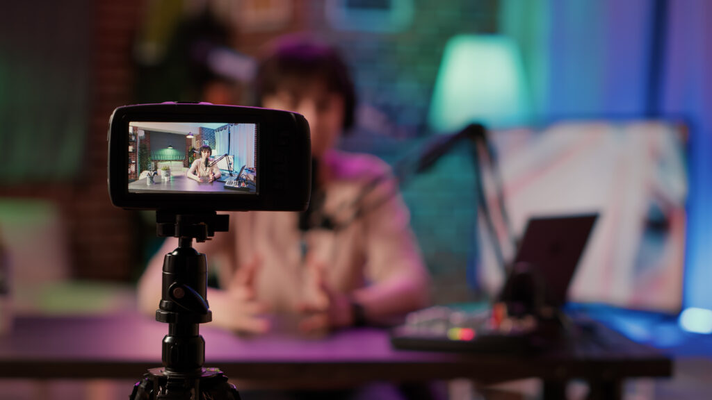 Roteirista de vídeo institucional SP registra bastidores de gravação em home office com foco na produção de conteúdo profissional.
Foto: Freepik
