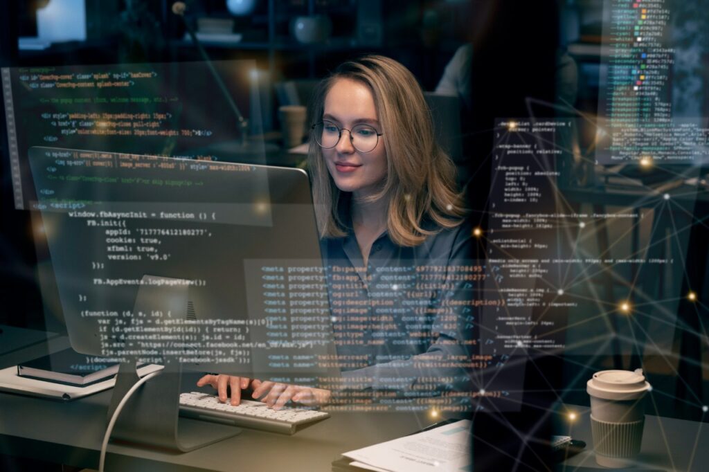 Foto de uma mulher digitando para ilustrar artigo sobre SEO e inteligência artificial. Imagem: Freepik