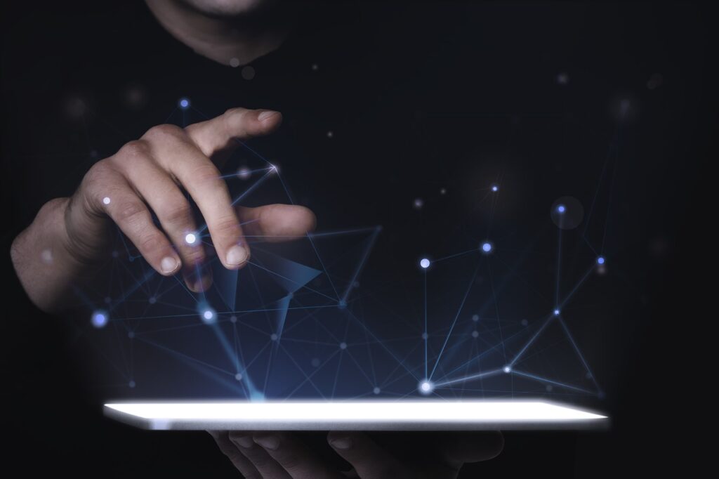 Foto de um homem clicando na tela de um tablet para ilustrar artigo sobre SEO e inteligência artificial. Imagem: Freepik
