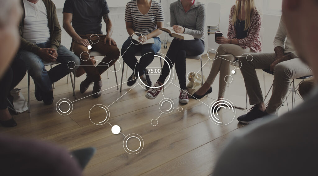 Grupo de pessoas sentado em círculo em reunião. Foto: Freepik