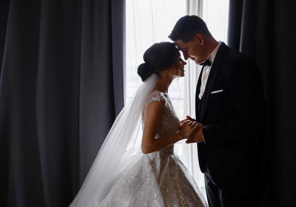 Imagem de um casal de noivos para ilustrar texto sobre entrevista para roteiro de casamento. Foto: Pexels.