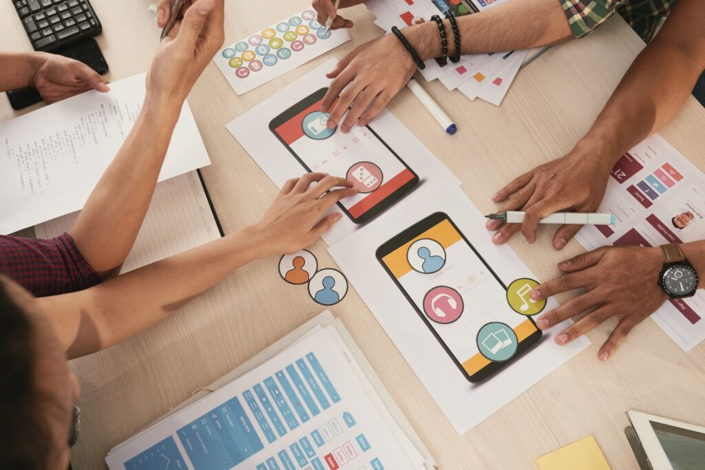 Imagem de uma equipe analisando a gameficação da empresa. Foto: Magnific.
