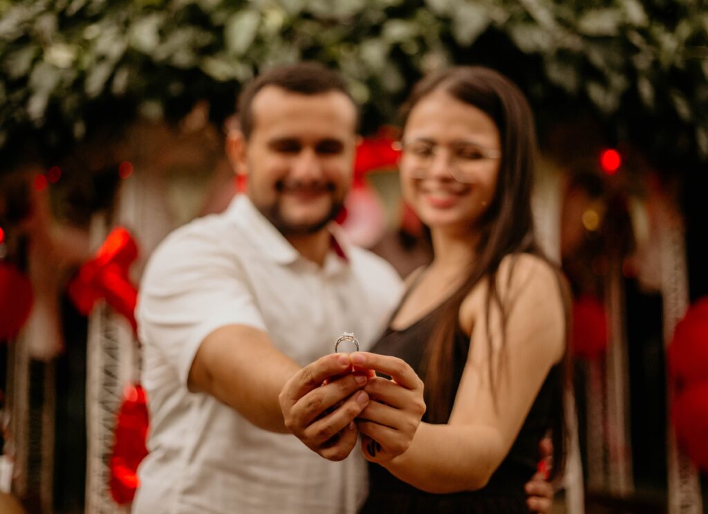 Casal mostrando aliança após pedido de casamento.
Foto: Pexels.