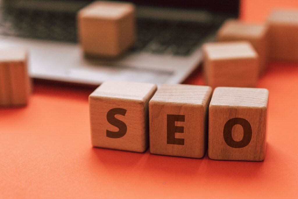 Imagem da palavra SEO, para ilustrar texto sobre SEO para IA. Foto: Pexels.
